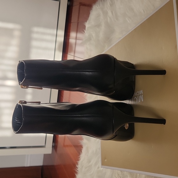Michael Kors Leona Black Leather Bootie US size 8M used in great condition - Picture 7 of 17